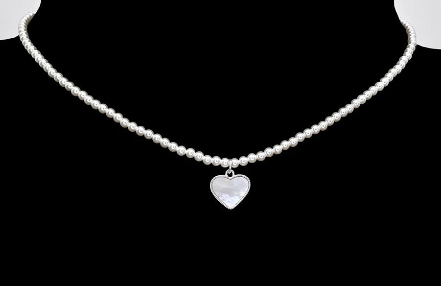 Collier de perles de verre avec pendentif cœur en nacre