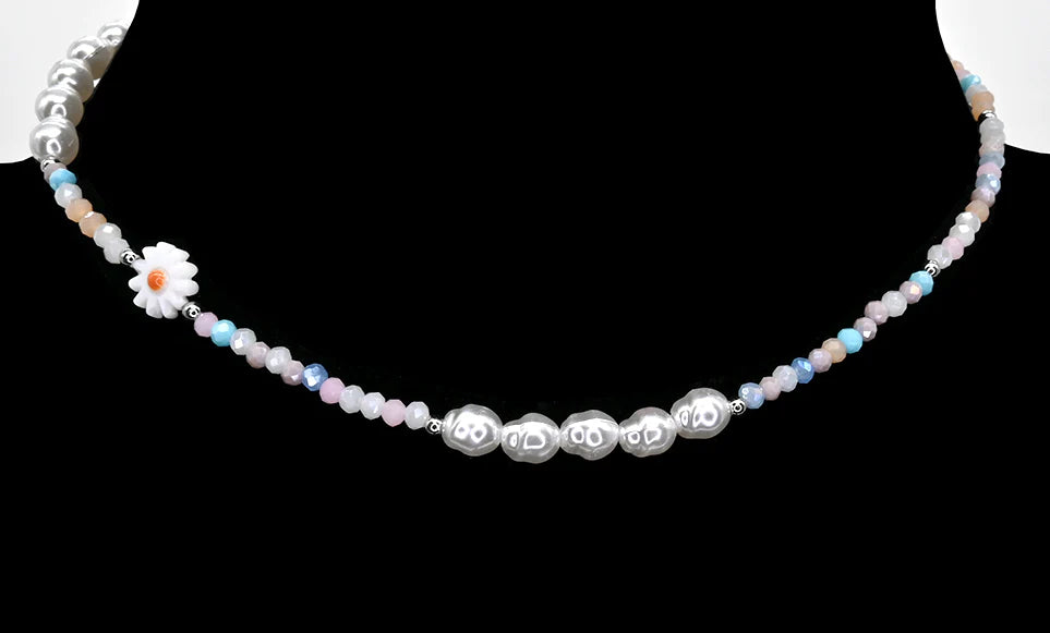 Collier argenté - Perles de verre pastel, perles d'eau douce et marguerite