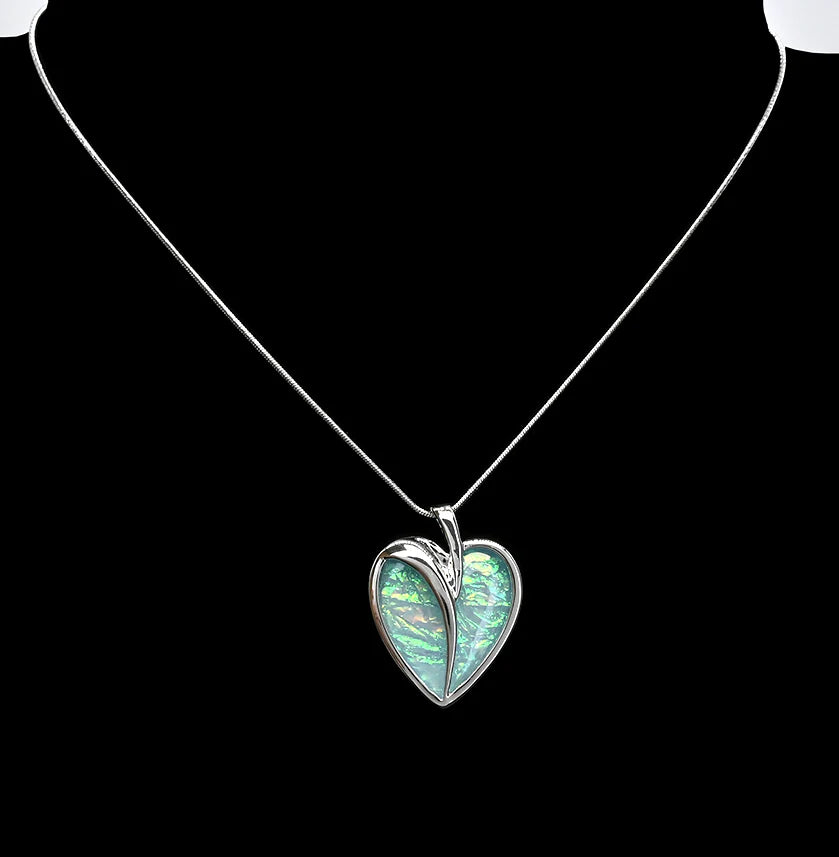 Collier chaîne petit cœur en résine bleu turquoise
