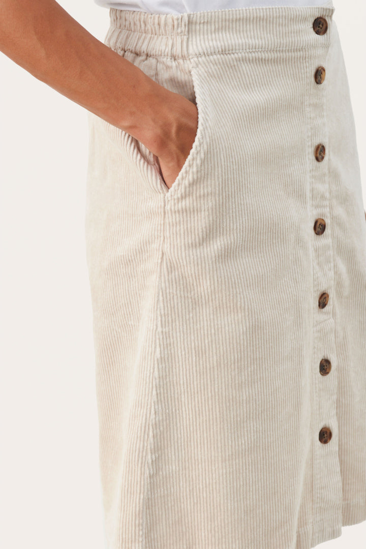 Jupe à boutons décoratifs