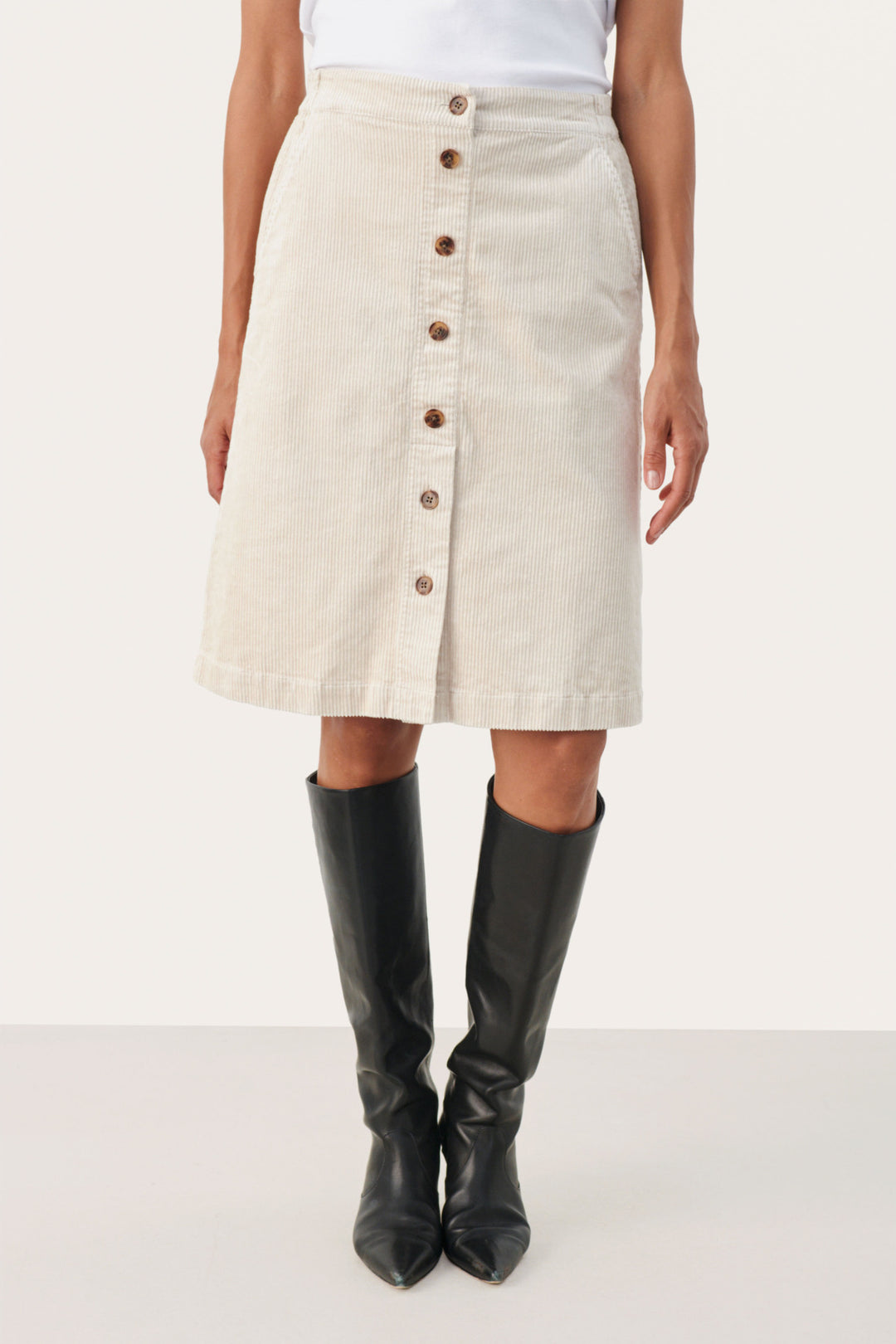 Jupe à boutons décoratifs