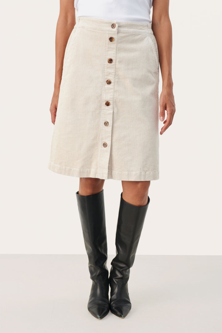 Jupe à boutons décoratifs