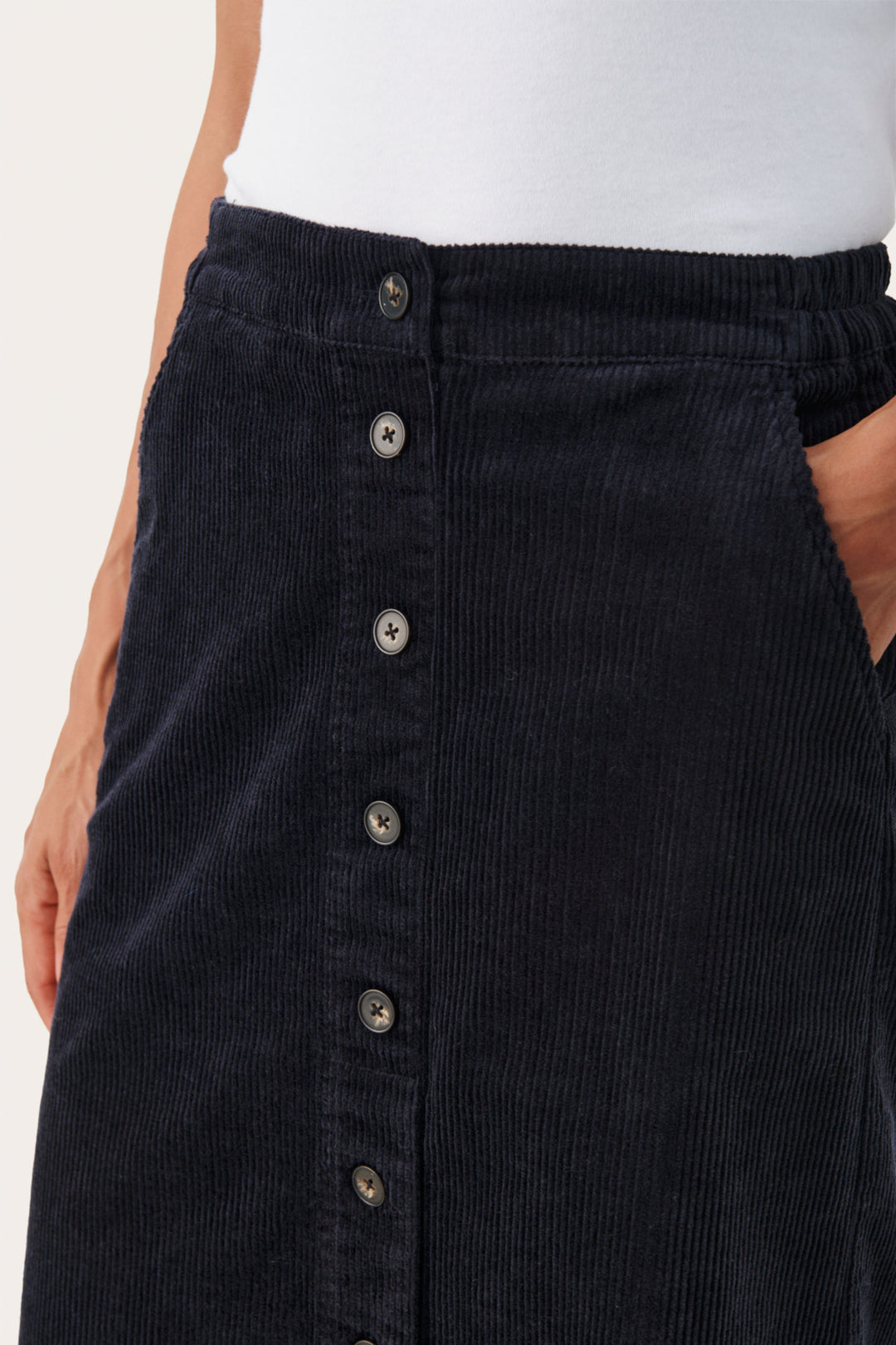 Jupe à boutons décoratifs