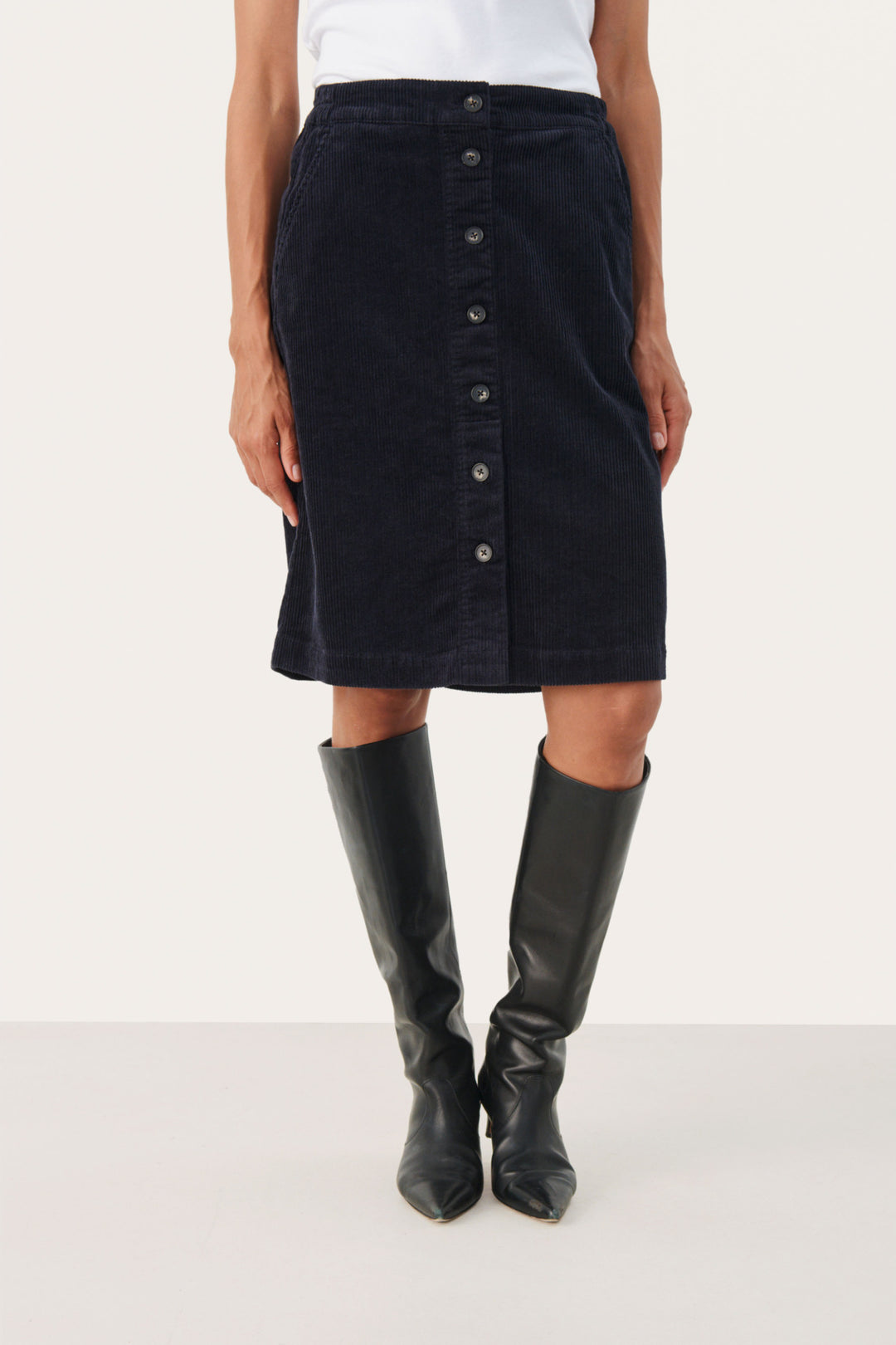 Jupe à boutons décoratifs