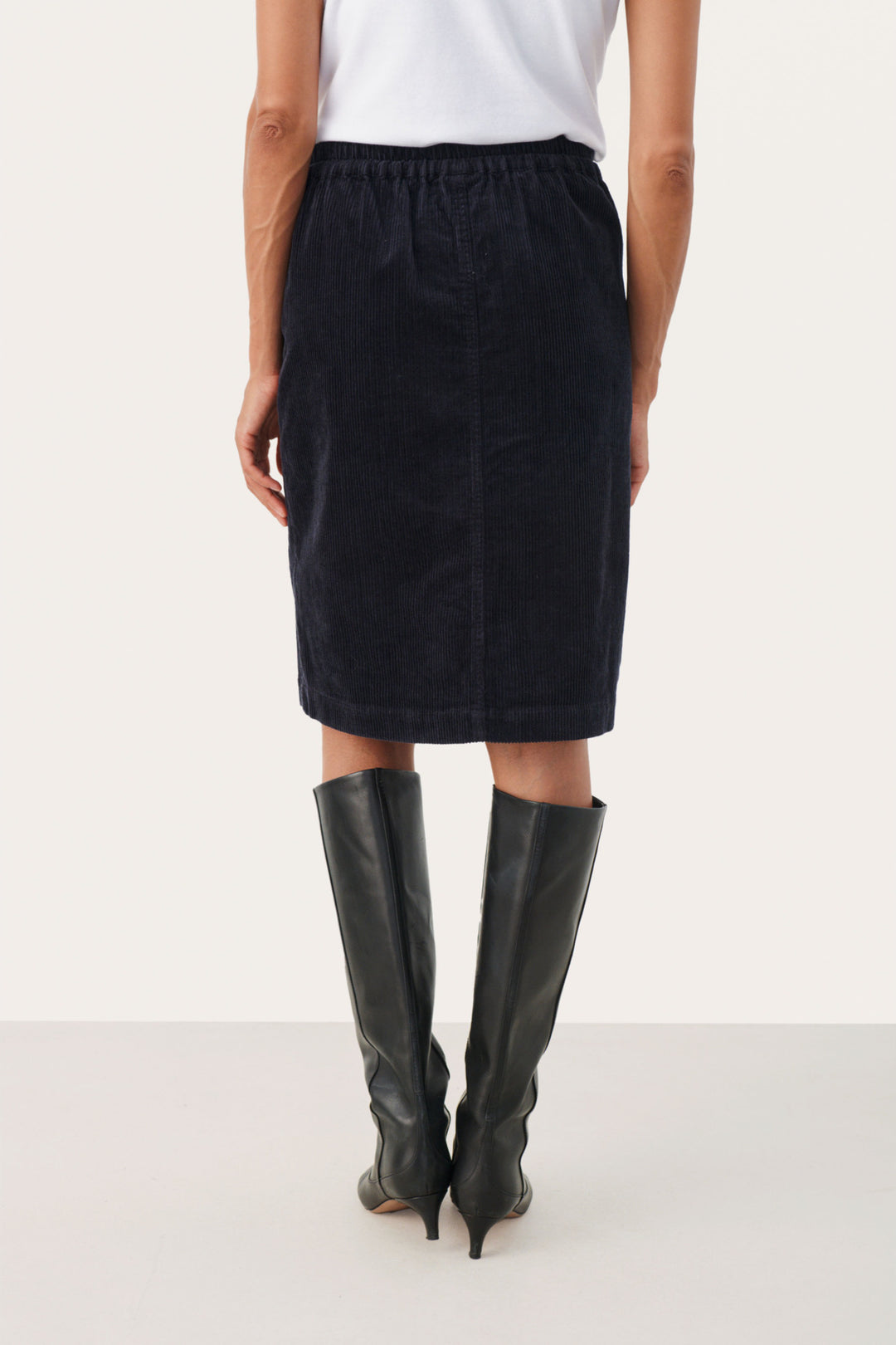 Jupe à boutons décoratifs