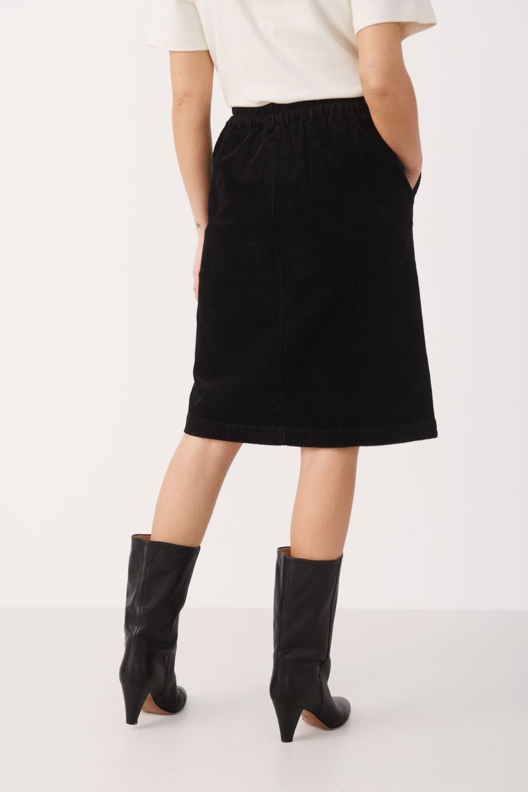 Jupe à boutons décoratifs