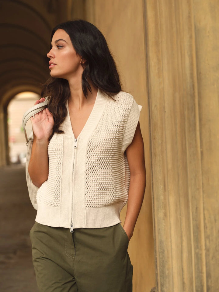Cardigan sans manches en maille filet texturée - Avec fermeture éclair et col en V