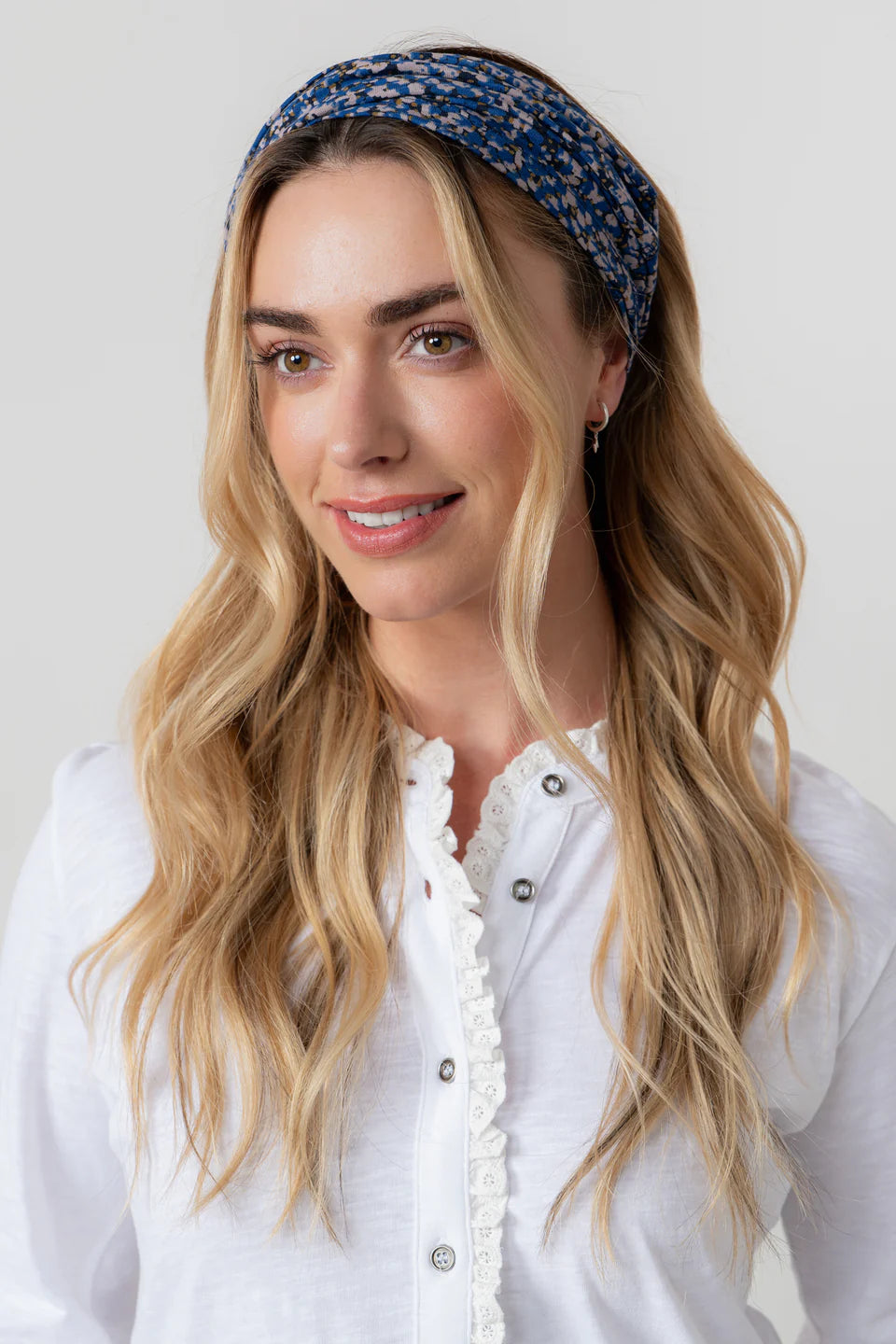 Blouse en coton bio à col volanté et broderie