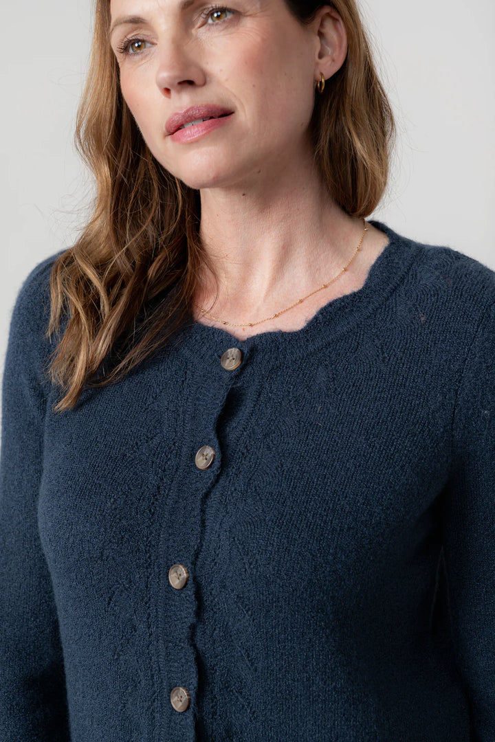 Cardigan en maille pointelle à encolure festonnée