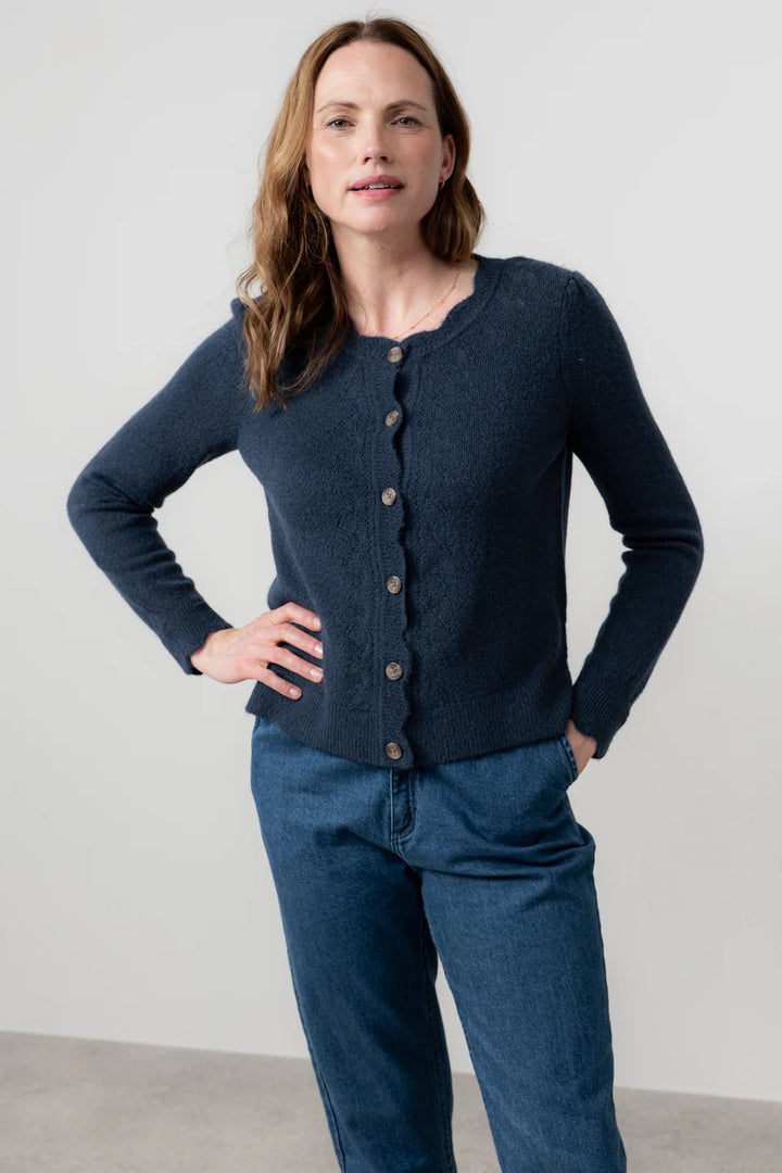 Cardigan en maille pointelle à encolure festonnée