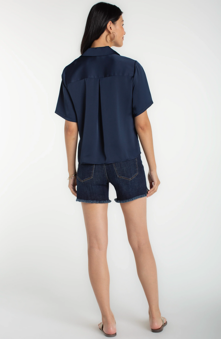 Blouse au col moderne