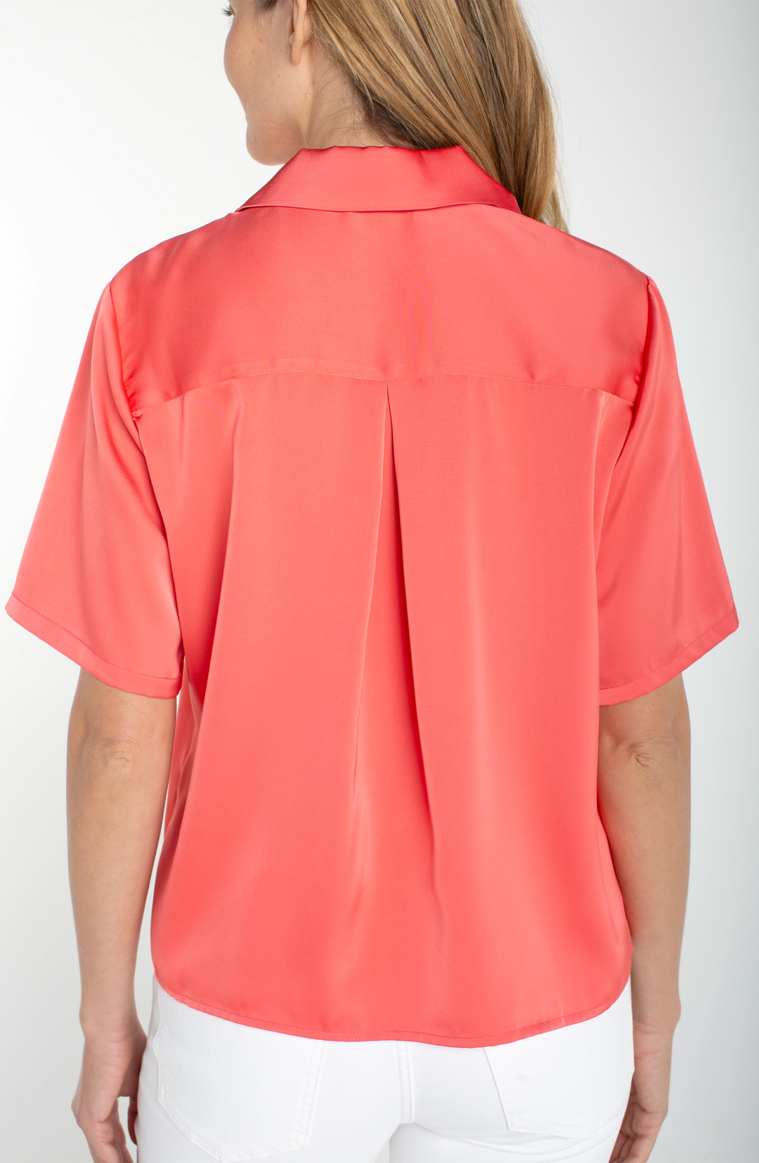 Blouse au col moderne