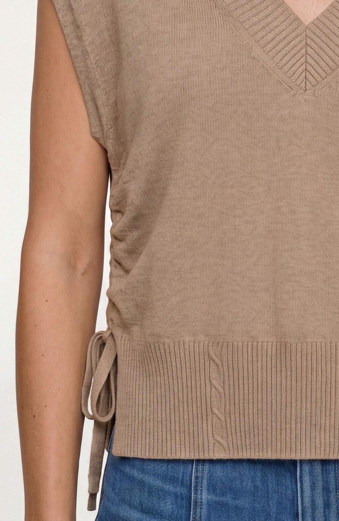 Tricot sans manches à col en V - À mailles ajustables sur les côtés
