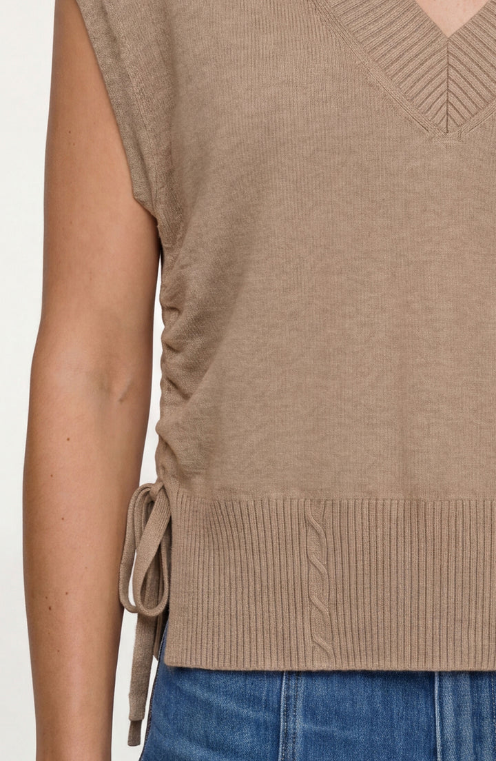 Tricot sans manches à col en V - À mailles ajustables sur les côtés