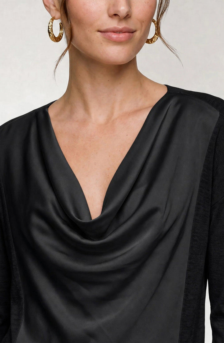 Chandail à col drapé – Aux détails satinés