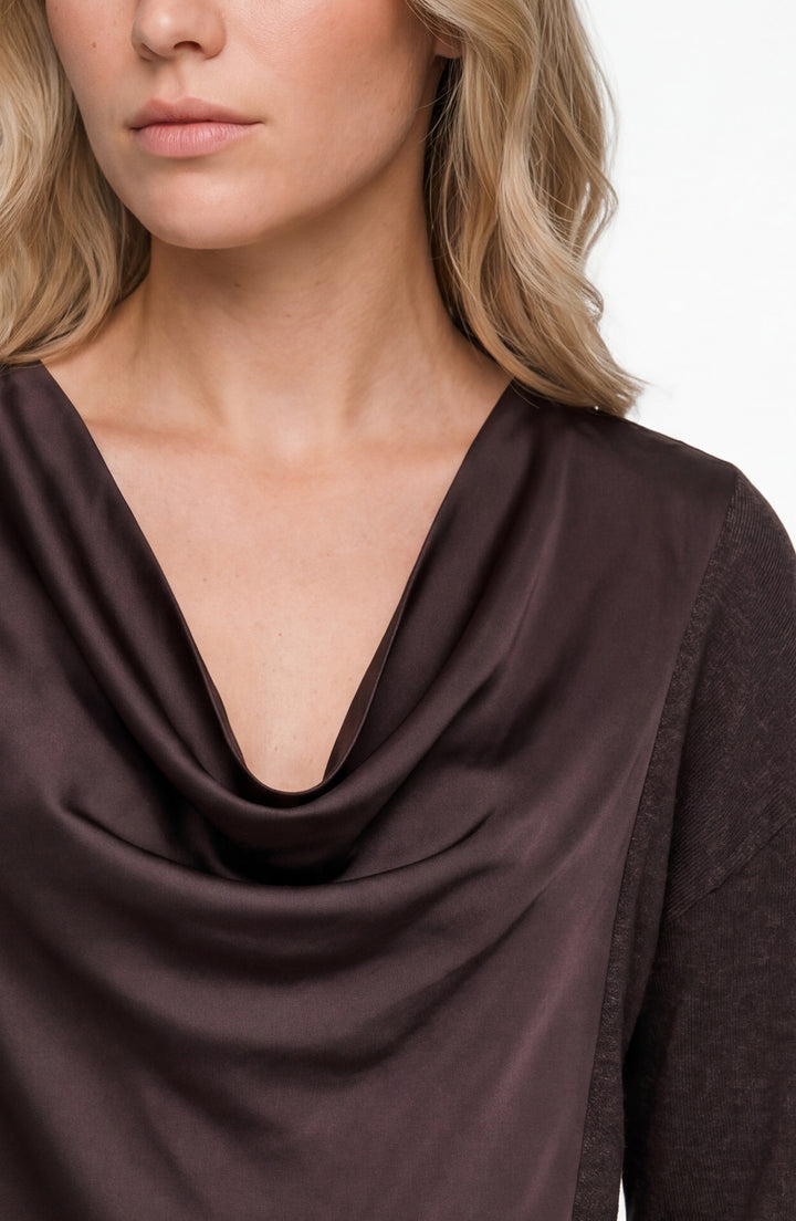 Chandail à col drapé – Aux détails satinés