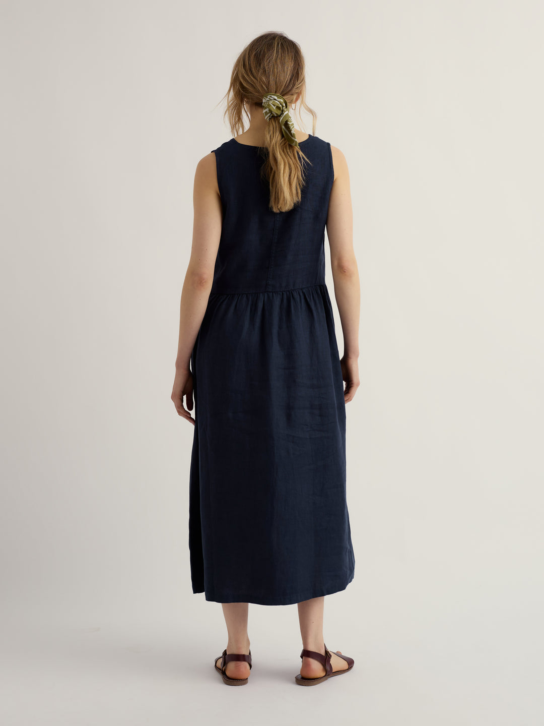 Robe mi-longue en lin mélangé à encolure en V - Écoresponsable