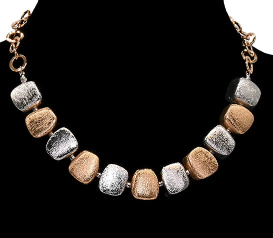 Collier carré texturé – Finition argentée ou or rosé
