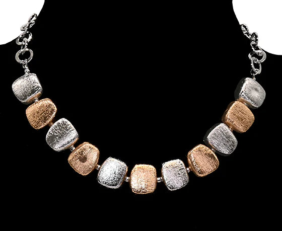Collier carré texturé – Finition argentée ou or rosé