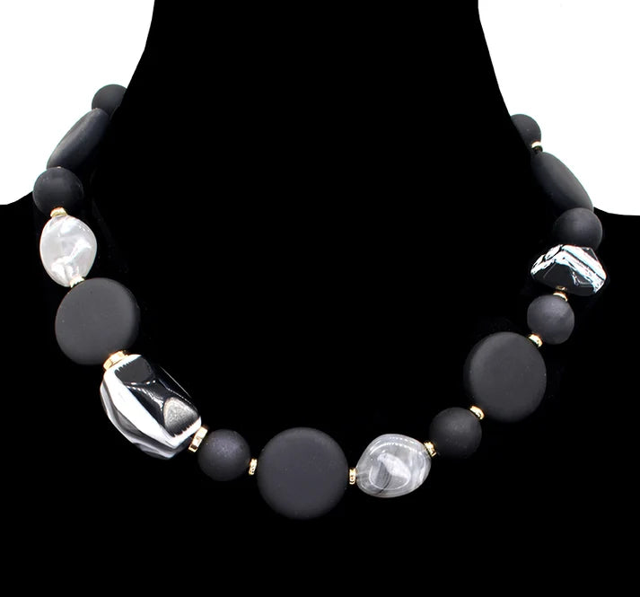 Collier de perles en verre et résine sur cordon - Perles noires et marbrées
