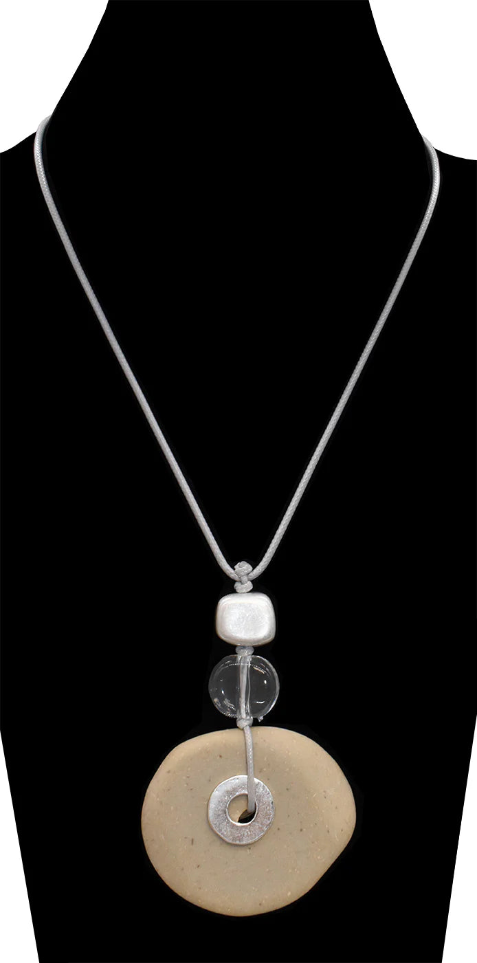 Collier avec pendentif en résine et alliage - Ajustable