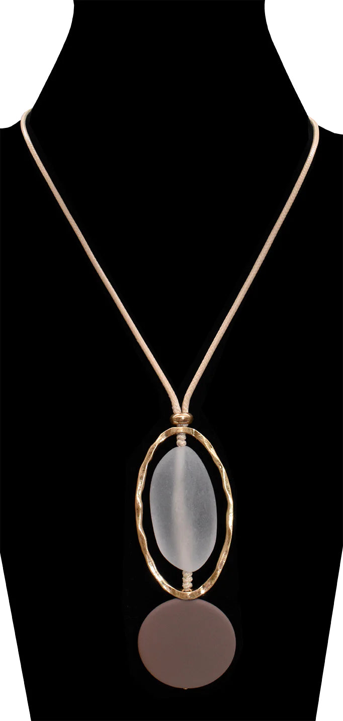 Collier avec pendentif en résine et alliage martelé - Ajustable