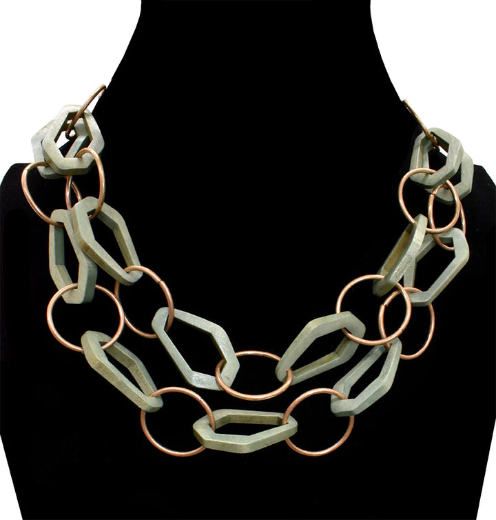 Collier à maillons en bois et métal – Style géométrique
