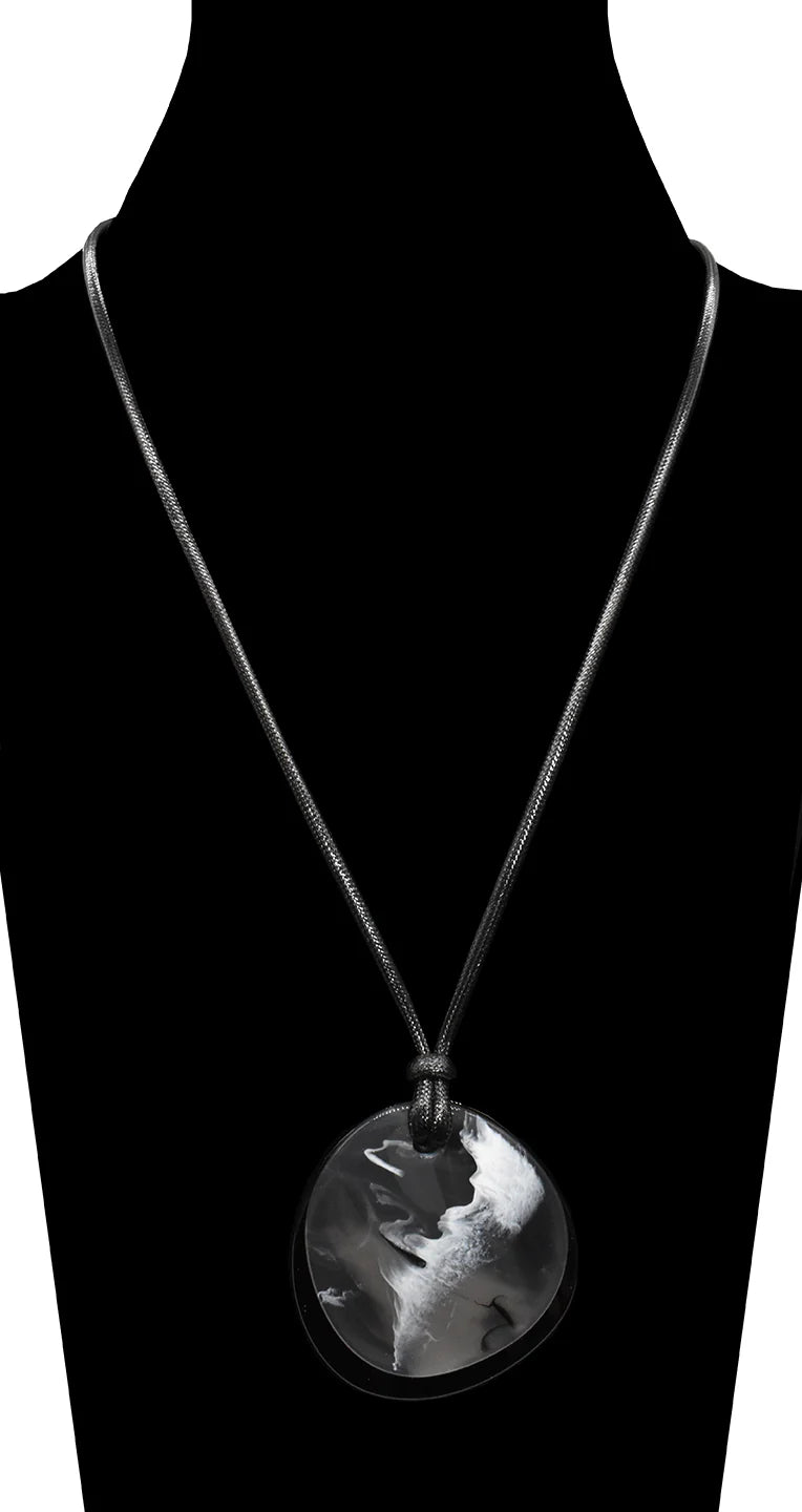 Collier sautoir à pendentif en résine - Long cordon et pièces organiques marbrées