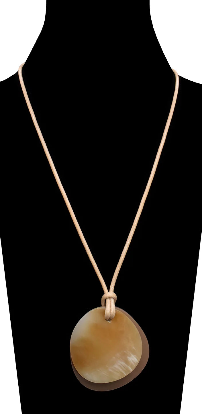 Collier sautoir à pendentif en résine - Long cordon et pièces organiques