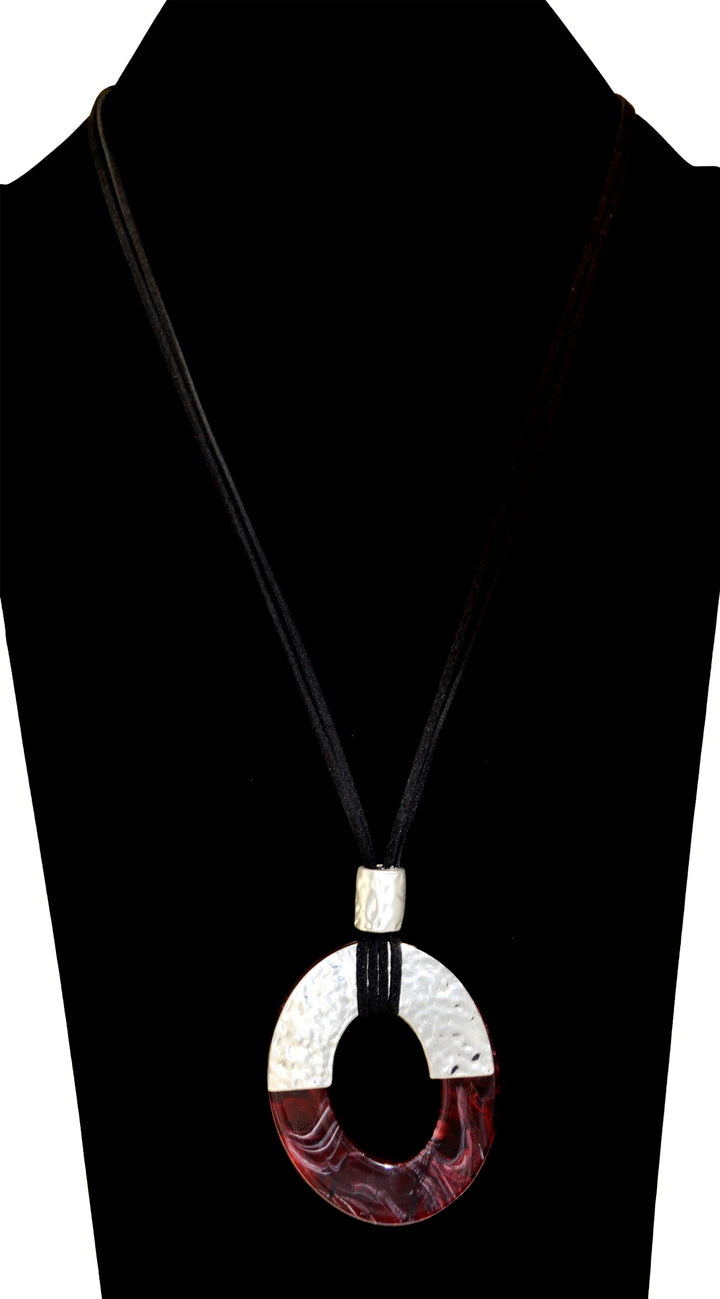Collier long avec pendentif - En résine