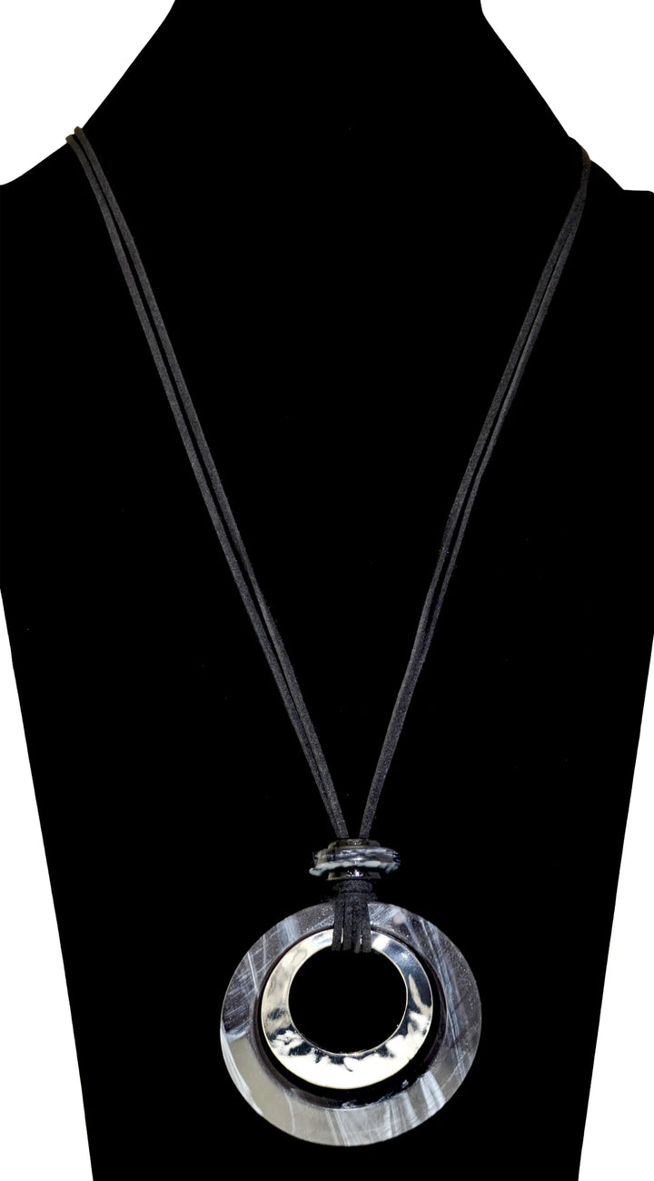 Sautoir long cordon noir et pendentif anneaux résine grise - Anneau nacré