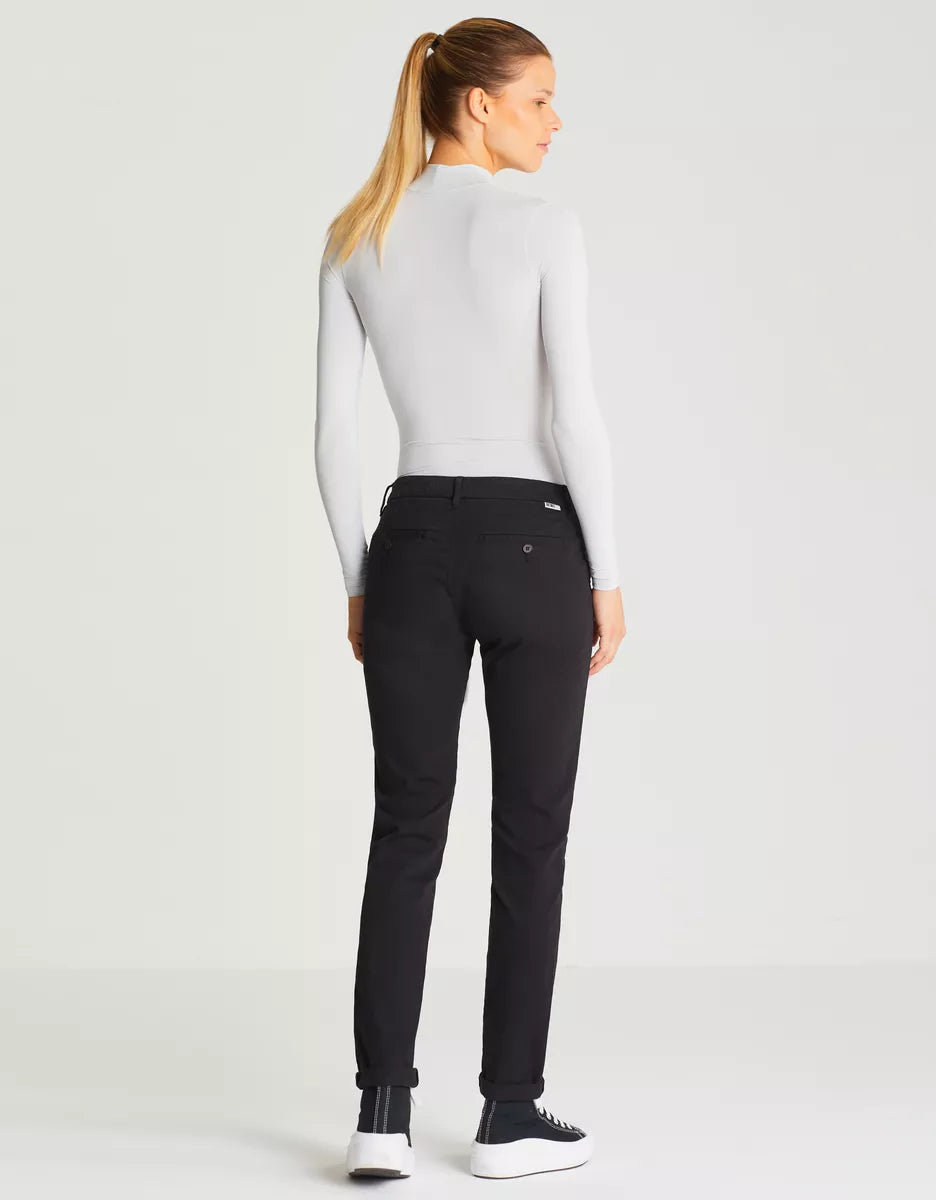 Pantalon ajusté et avantageux