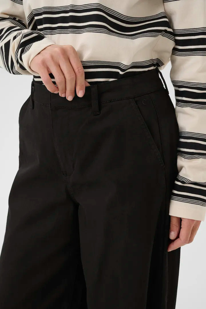 Pantalon minimaliste à jambe large, coloris noir profond Visti