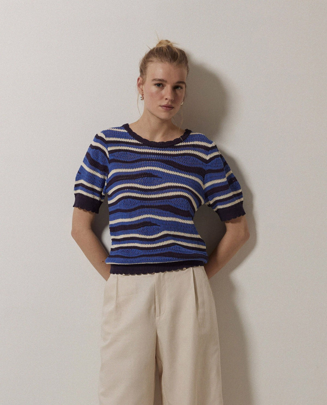 Pull en lin à effet vagué bleu et écru