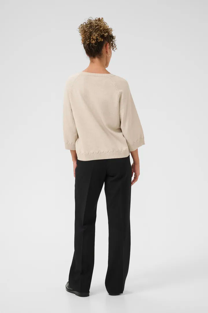 Pull avec détails en v et manches 3/4 Dela