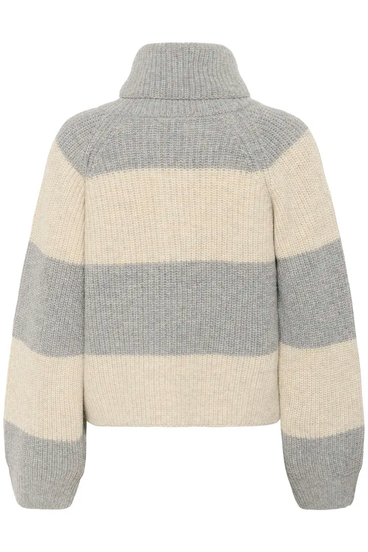 Pull tricoté douillet à col boutonné Simra