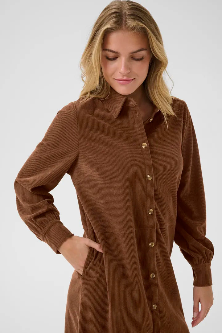 Robe en velours côtelé texturé, dans un brun chaleureux Kanna
