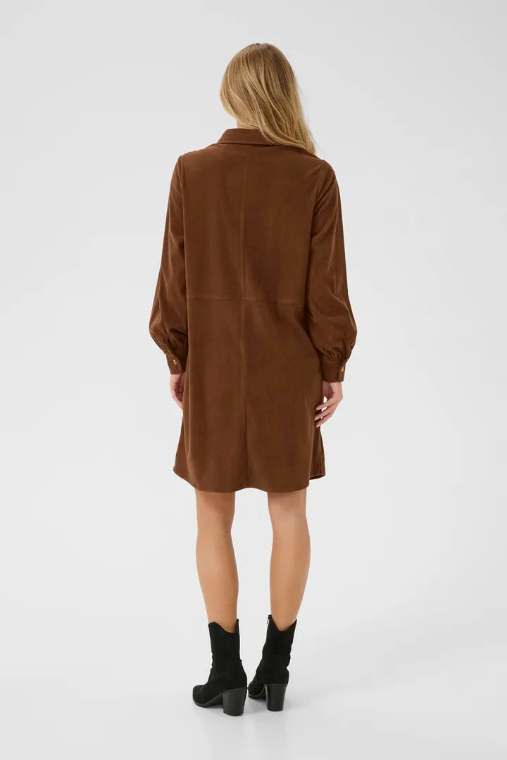 Robe en velours côtelé texturé, dans un brun chaleureux Kanna