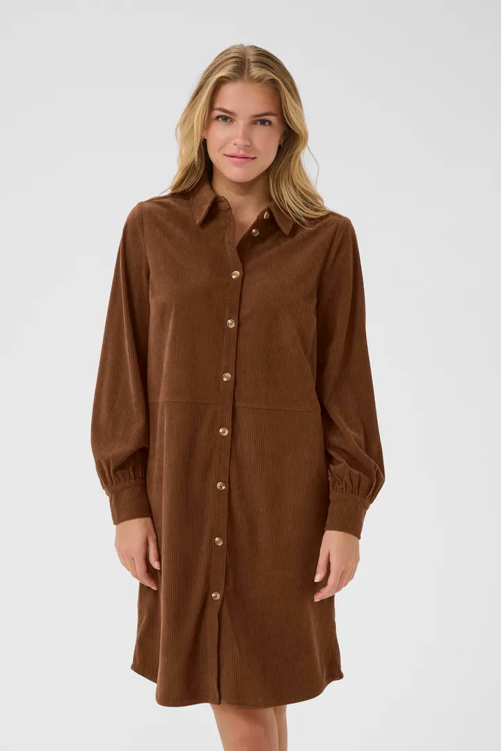 Robe en velours côtelé texturé, dans un brun chaleureux Kanna