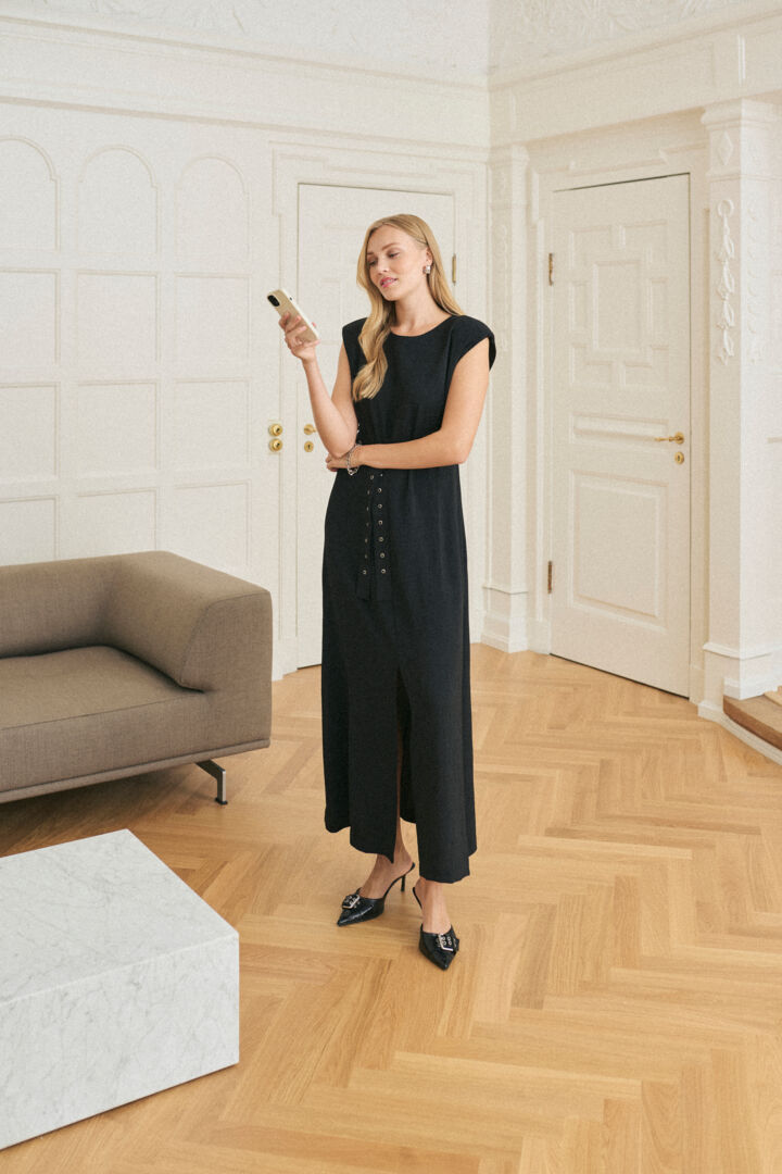 Robe maxi noire, ceinturée avec anneaux métalliques Tessa