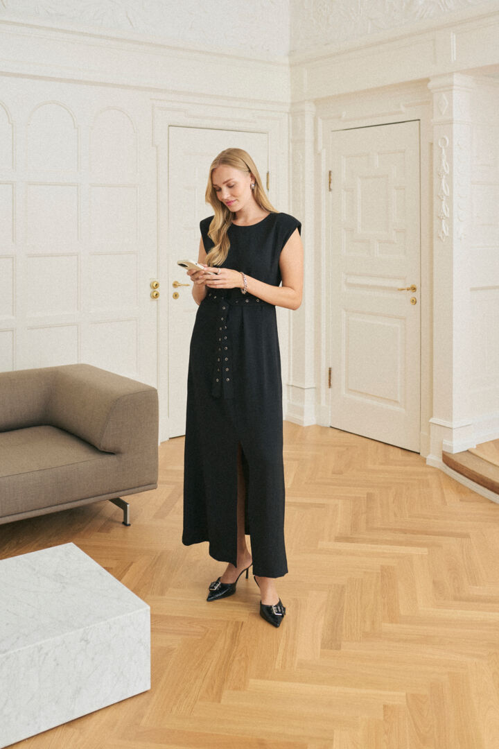 Robe maxi noire, ceinturée avec anneaux métalliques Tessa