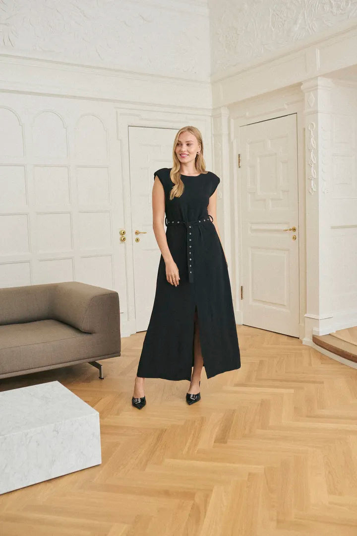 Robe maxi noire, ceinturée avec anneaux métalliques Tessa