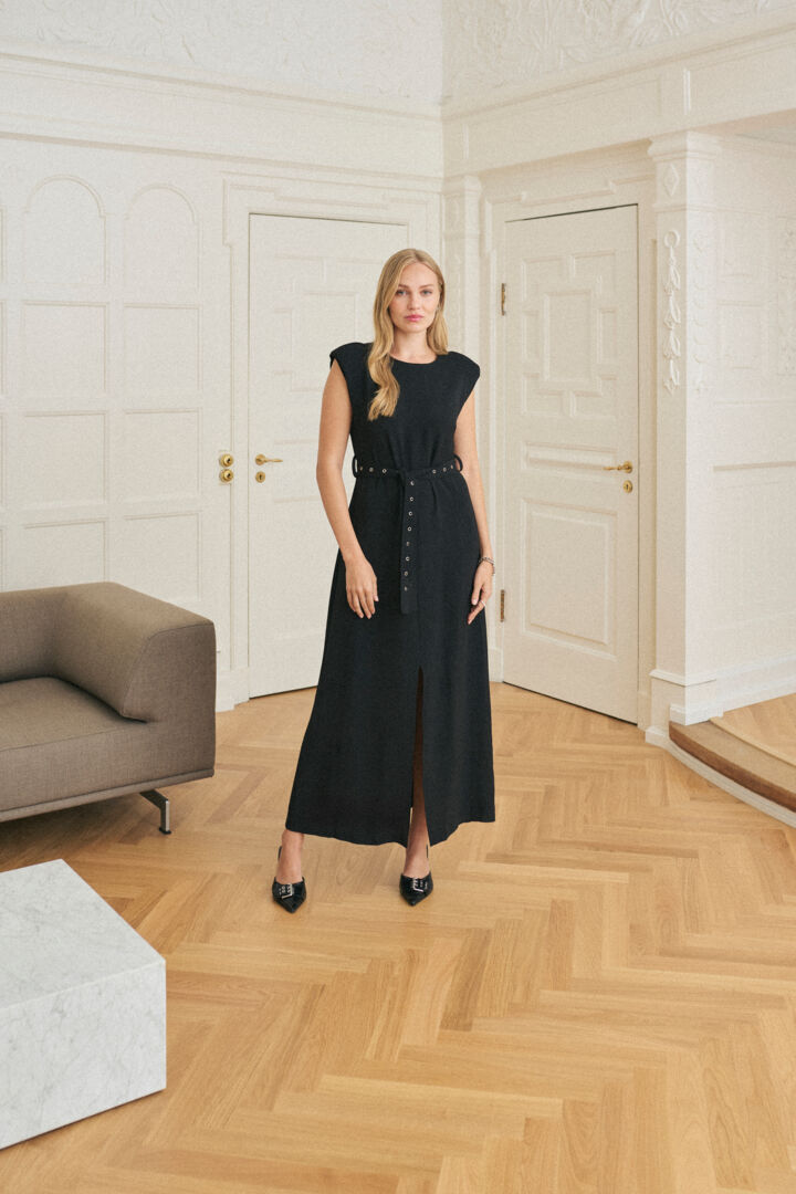 Robe maxi noire, ceinturée avec anneaux métalliques Tessa