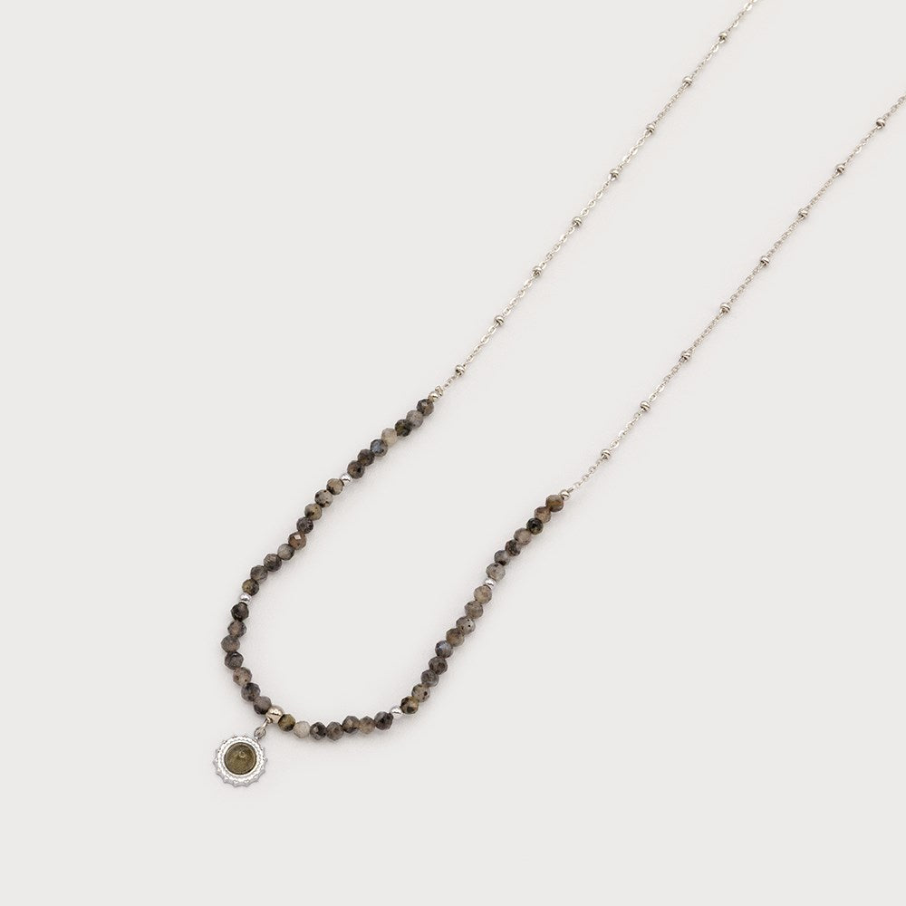 Collier à petites perles naturelles - Médaillon soleil