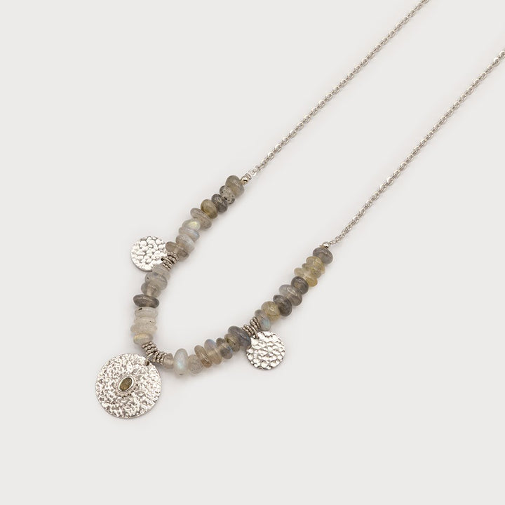 Collier à pierres naturelles avec pendentif martelé en acier inoxydable