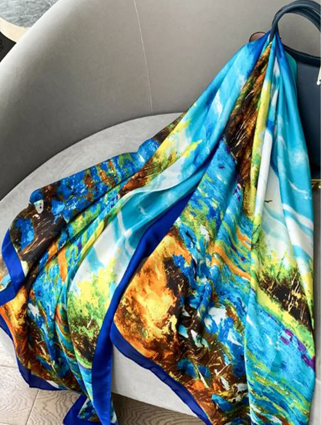 Foulard imprimé en soie au toucher soyeux