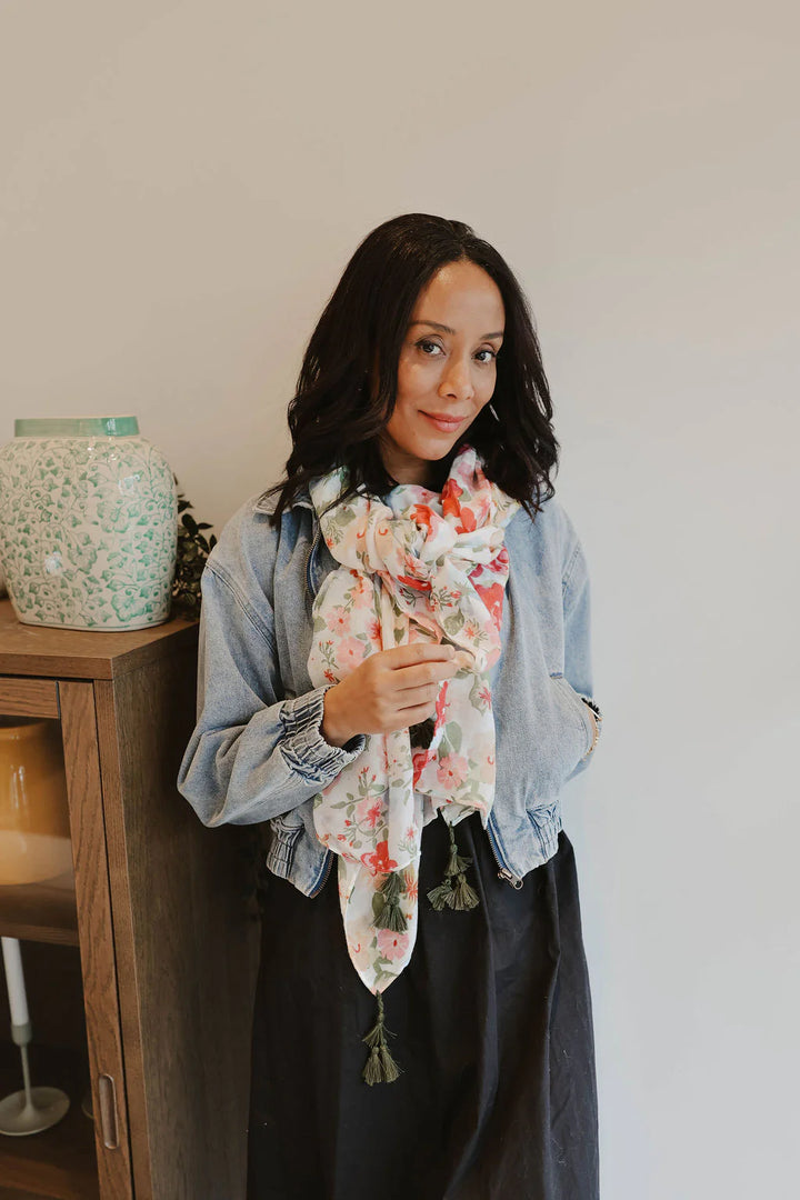 Écharpe florale à pompons - Accessoire en tissu léger et coloré
