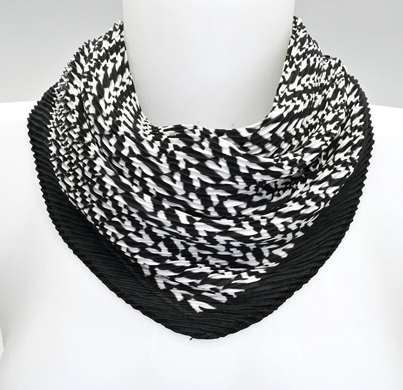 Foulard carré plissé motif géométrique V - Accessoire polyvalent