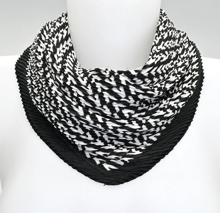 Foulard carré plissé motif géométrique V - Accessoire polyvalent