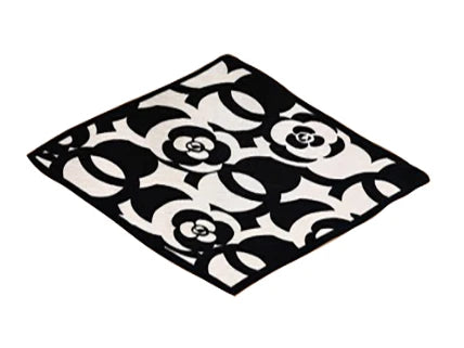 Foulard carré plissé motif géométrique noir et blanc - Chic au toucher soie